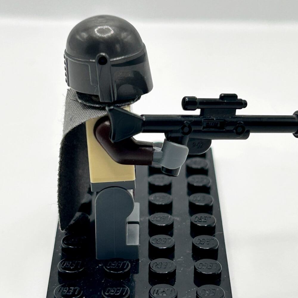 LEGO The Mandalorian Mando Din Djarin Star Wars Minifigure With Cape EUC - Picture 2 of 3